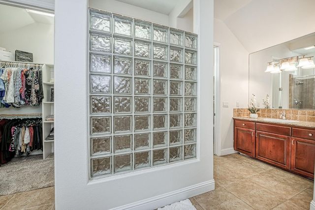 5651 N Caspian Avenue, Fresno, CA 93723