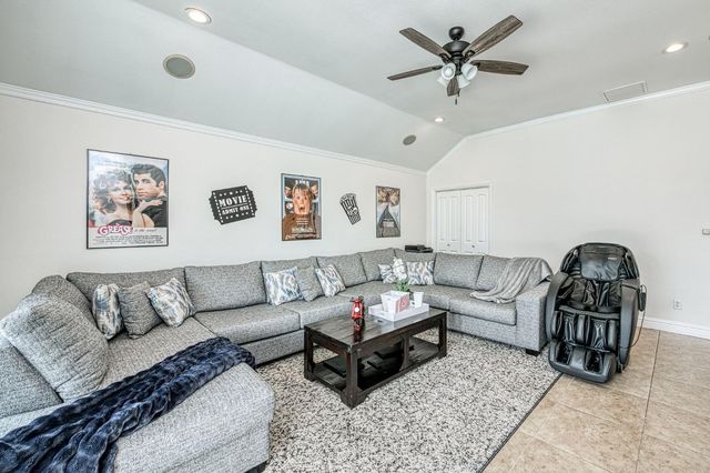5651 N Caspian Avenue, Fresno, CA 93723
