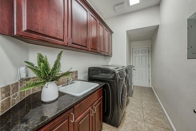 5651 N Caspian Avenue, Fresno, CA 93723