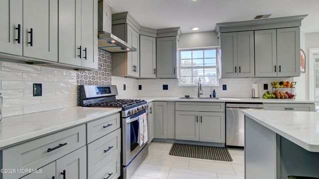 53 Crater Lake Road, Howell, NJ 07731