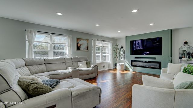 53 Crater Lake Road, Howell, NJ 07731