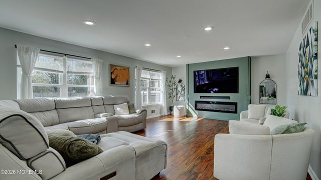 53 Crater Lake Road, Howell, NJ 07731