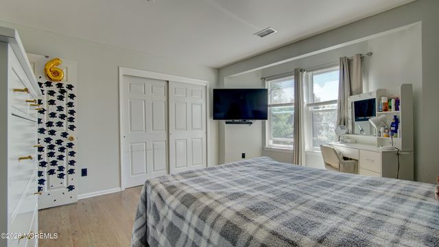 53 Crater Lake Road, Howell, NJ 07731