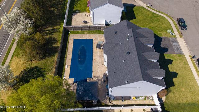 53 Crater Lake Road, Howell, NJ 07731