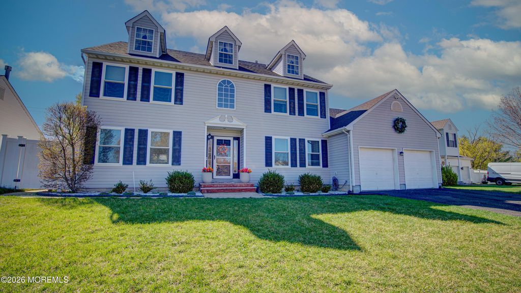 53 Crater Lake Road, Howell, NJ 07731