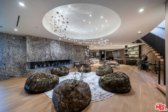 9330 Flicker Way, Los Angeles, CA 90069