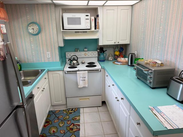 752 Lori Drive 210, Palm Springs, FL 33461