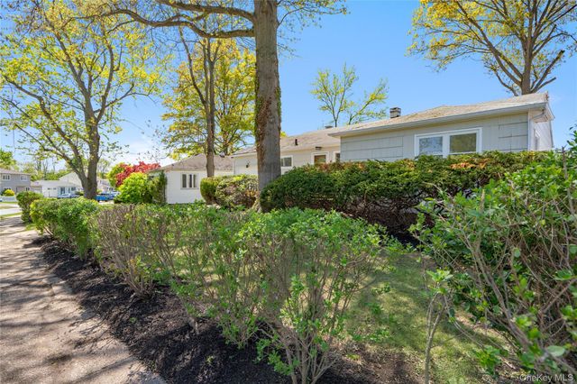 4 Hope Drive, Plainview, NY 11803