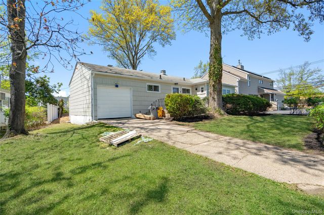 4 Hope Drive, Plainview, NY 11803