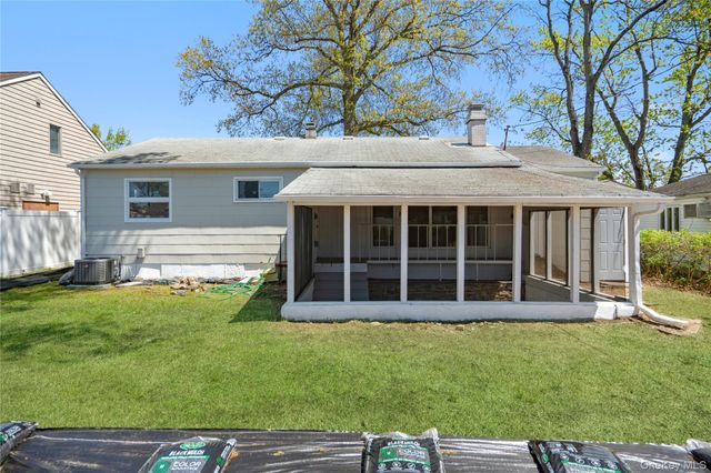 4 Hope Drive, Plainview, NY 11803
