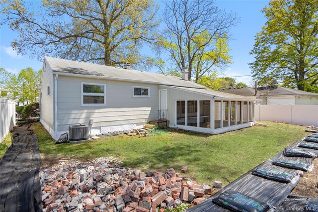 4 Hope Drive, Plainview, NY 11803