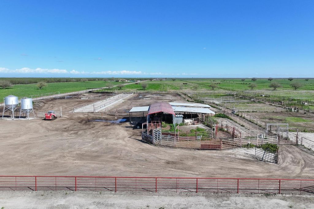 Image 10 of property listing at 11885 Road 9, Madera, CA 93637