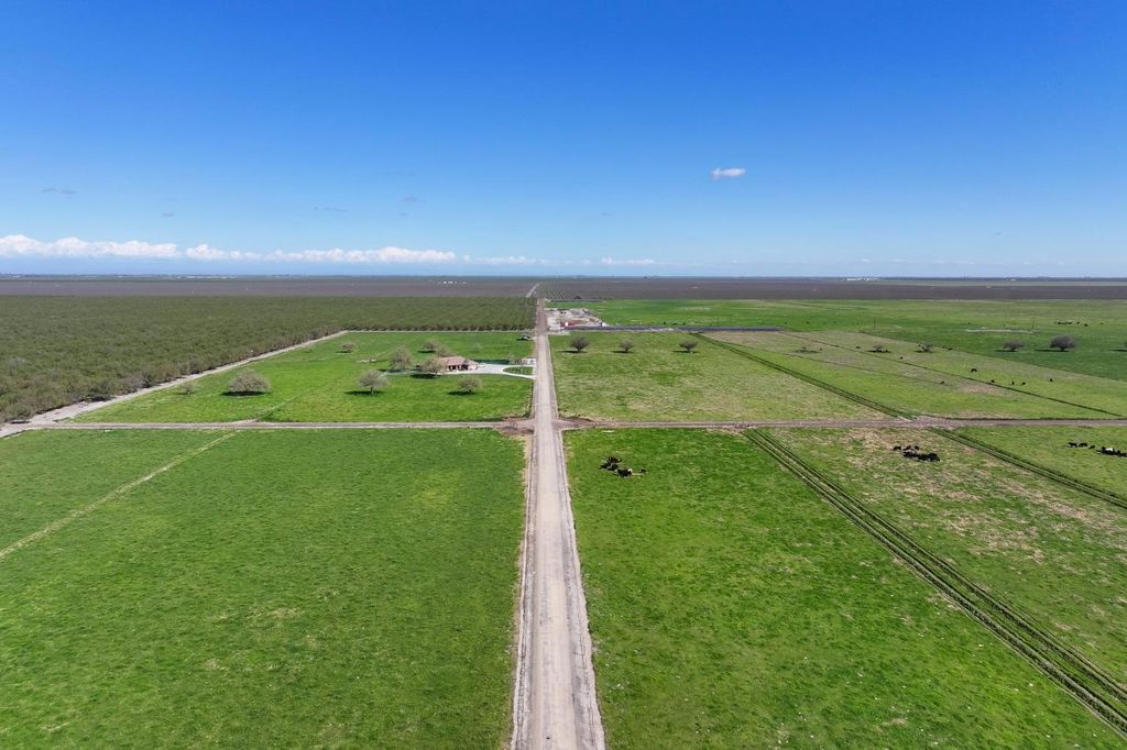 Image 12 of property listing at 11885 Road 9, Madera, CA 93637