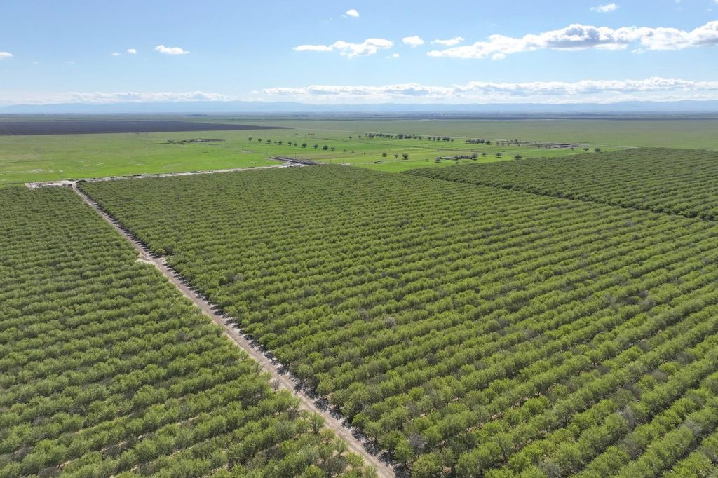 Image 2 of property listing at 11885 Road 9, Madera, CA 93637