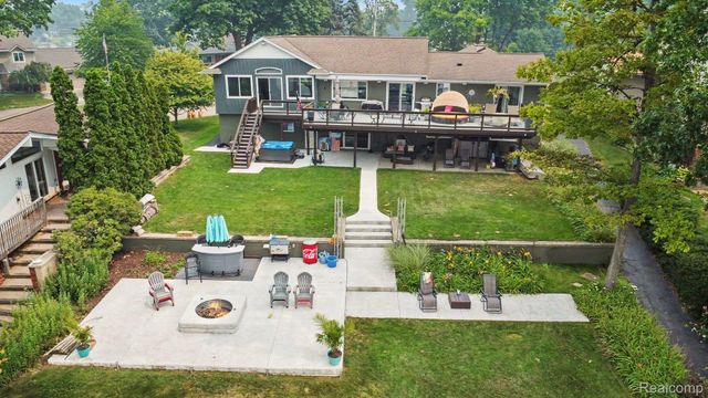 3233 Shawnee Lane, Waterford Charter Township, MI 48329