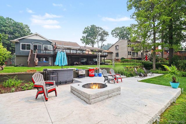3233 Shawnee Lane, Waterford Charter Township, MI 48329