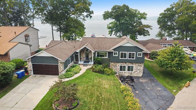 3233 Shawnee Lane, Waterford Charter Township, MI 48329