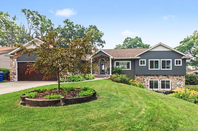 3233 Shawnee Lane, Waterford Charter Township, MI 48329