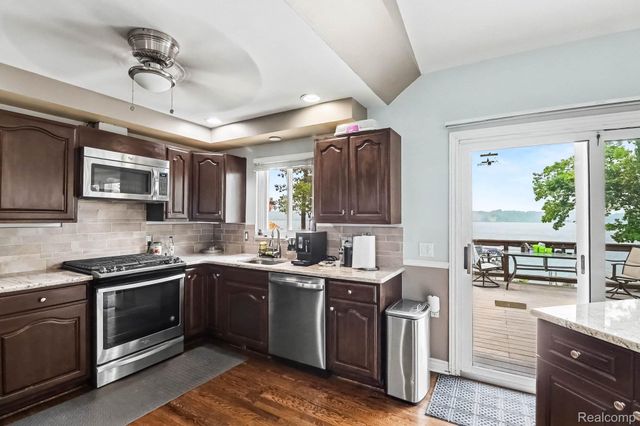 3233 Shawnee Lane, Waterford Charter Township, MI 48329