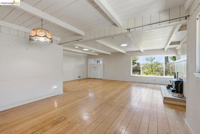 6480 Ascot Dr, Oakland, CA 94611