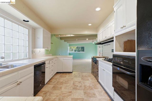 6480 Ascot Dr, Oakland, CA 94611