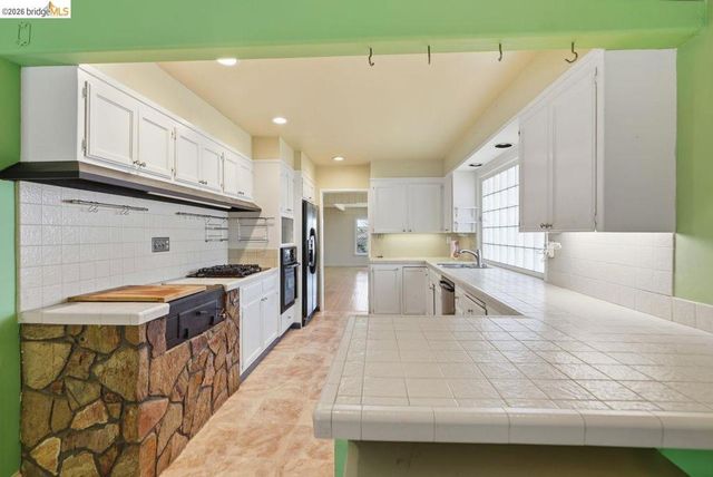 6480 Ascot Dr, Oakland, CA 94611