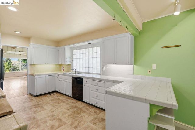 6480 Ascot Dr, Oakland, CA 94611