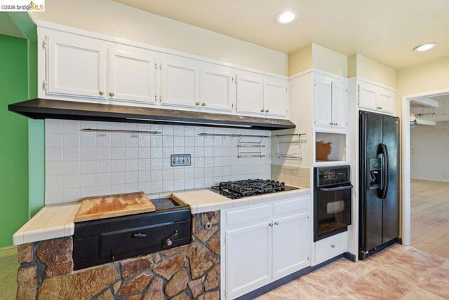 6480 Ascot Dr, Oakland, CA 94611