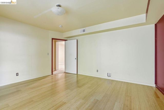 6480 Ascot Dr, Oakland, CA 94611
