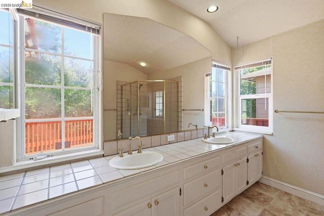 6480 Ascot Dr, Oakland, CA 94611