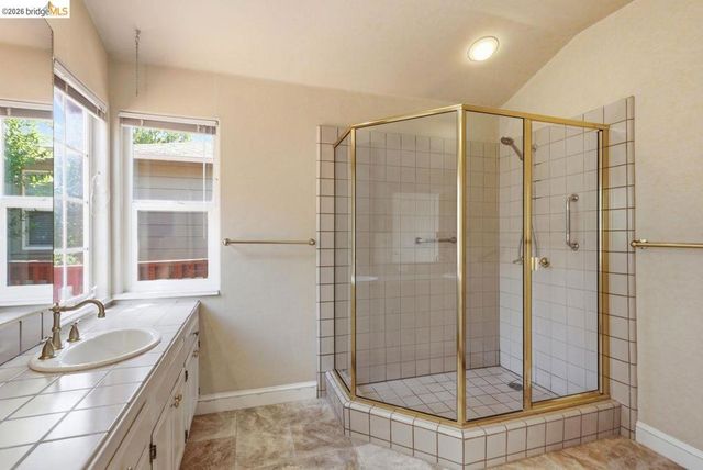 6480 Ascot Dr, Oakland, CA 94611