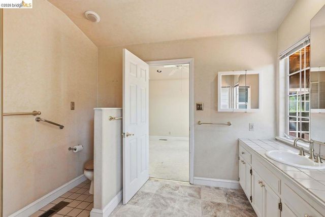 6480 Ascot Dr, Oakland, CA 94611
