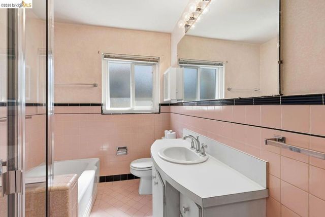 6480 Ascot Dr, Oakland, CA 94611