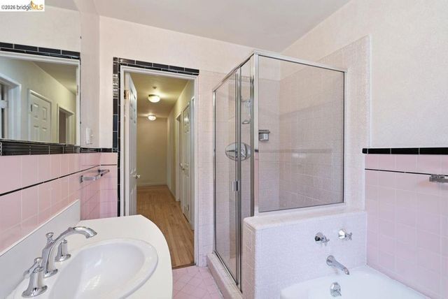 6480 Ascot Dr, Oakland, CA 94611
