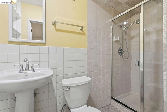 6480 Ascot Dr, Oakland, CA 94611