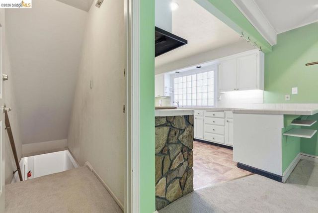 6480 Ascot Dr, Oakland, CA 94611