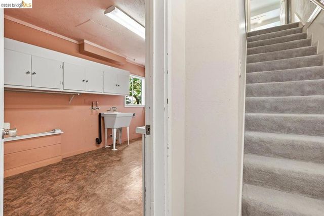 6480 Ascot Dr, Oakland, CA 94611