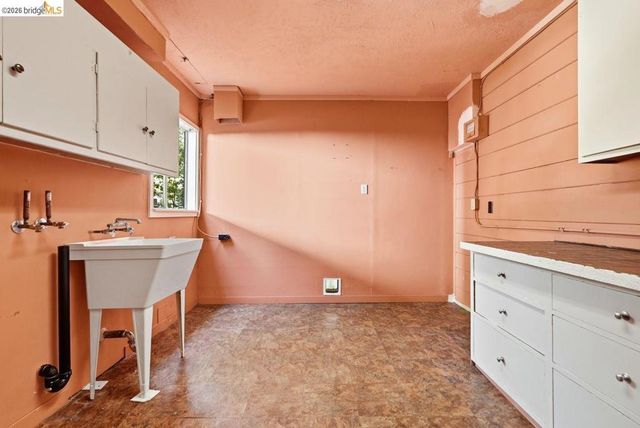 6480 Ascot Dr, Oakland, CA 94611