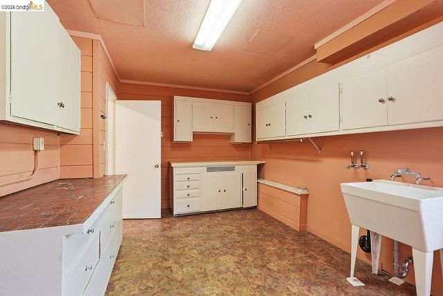 6480 Ascot Dr, Oakland, CA 94611