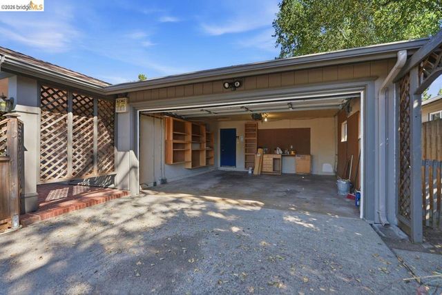 6480 Ascot Dr, Oakland, CA 94611
