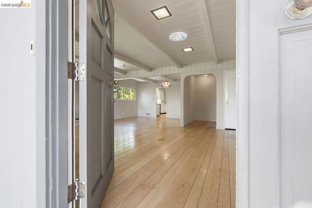 6480 Ascot Dr, Oakland, CA 94611