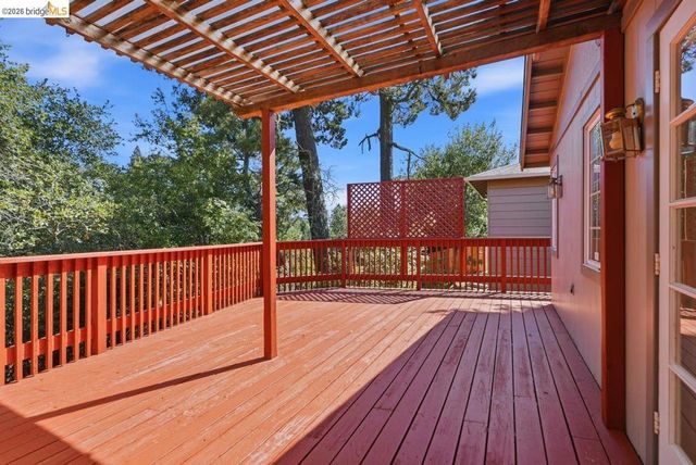 6480 Ascot Dr, Oakland, CA 94611