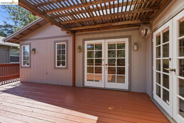 6480 Ascot Dr, Oakland, CA 94611