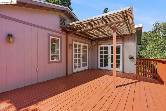 6480 Ascot Dr, Oakland, CA 94611