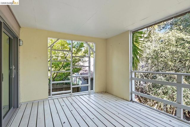 6480 Ascot Dr, Oakland, CA 94611