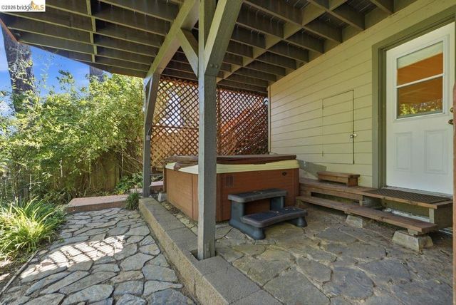 6480 Ascot Dr, Oakland, CA 94611