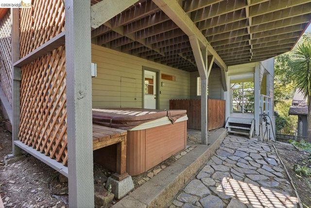 6480 Ascot Dr, Oakland, CA 94611
