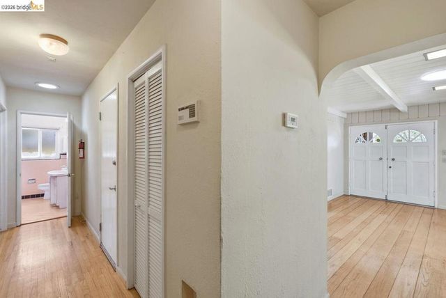 6480 Ascot Dr, Oakland, CA 94611