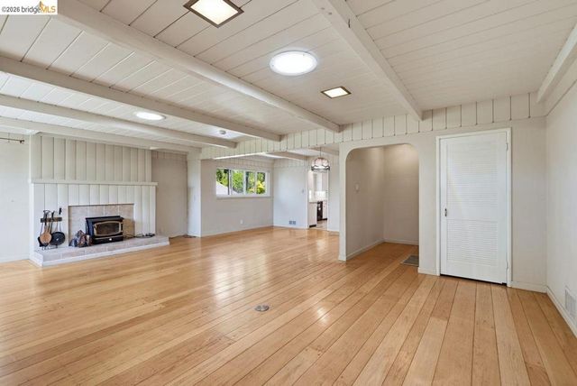 6480 Ascot Dr, Oakland, CA 94611