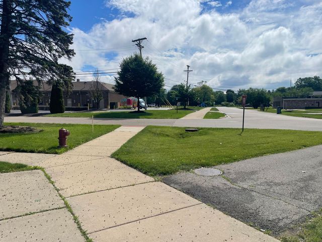 27551 Goldengate Drive W, Lathrup Village, MI 48076